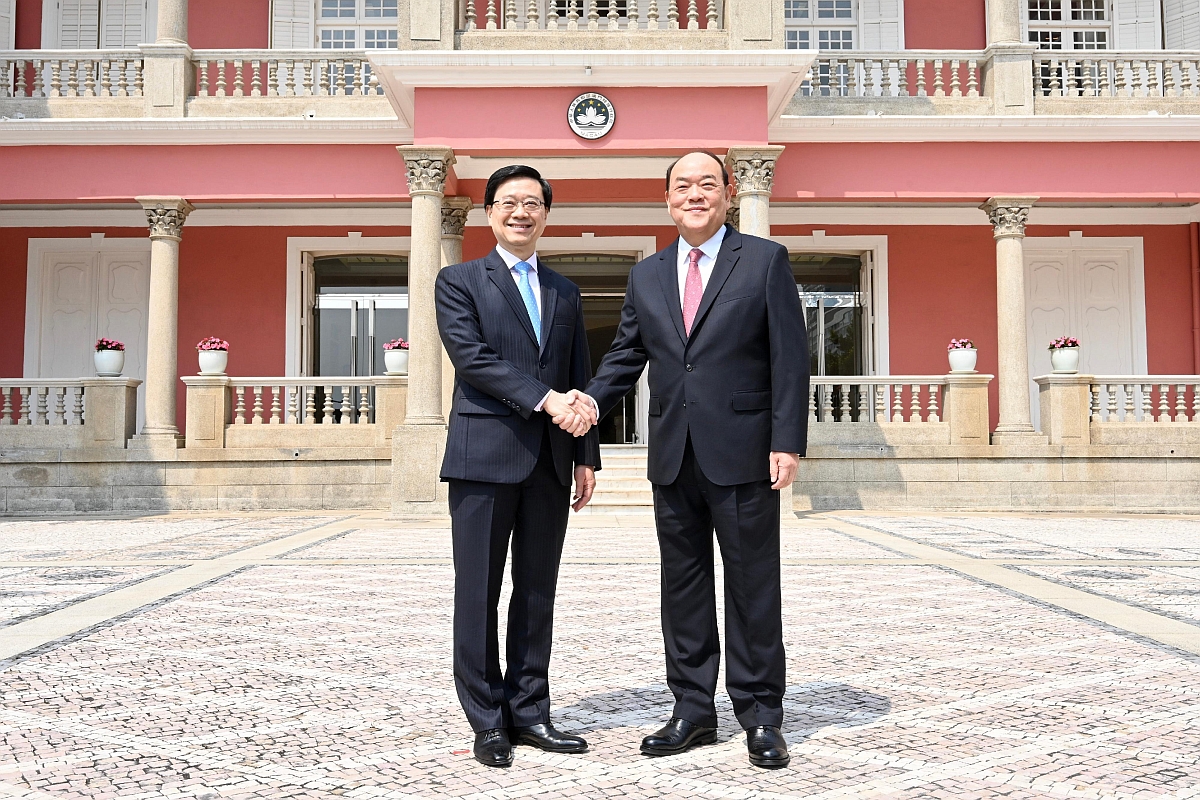 The Chief Executive, Mr John Lee, led a delegation to visit Macao today (March 2). Photo shows Mr Lee (left) and the Chief Executive of the Macao Special Administrative Region (SAR), Mr Ho Iat-seng (right), at the Macao SAR Government Headquarters.