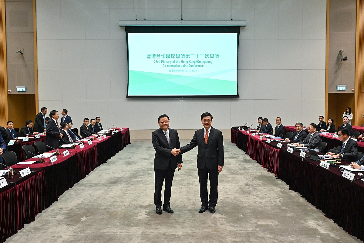 The Chief Executive, Mr John Lee, led the Hong Kong Special Administrative Region Government delegation to attend the 23rd Plenary of the Hong Kong/Guangdong Co-operation Joint Conference in the Central Government Offices today (March 21). Photo shows Mr Lee (right) and the Governor of Guangdong Province, Mr Wang Weizhong (left), shaking hands before the Plenary.