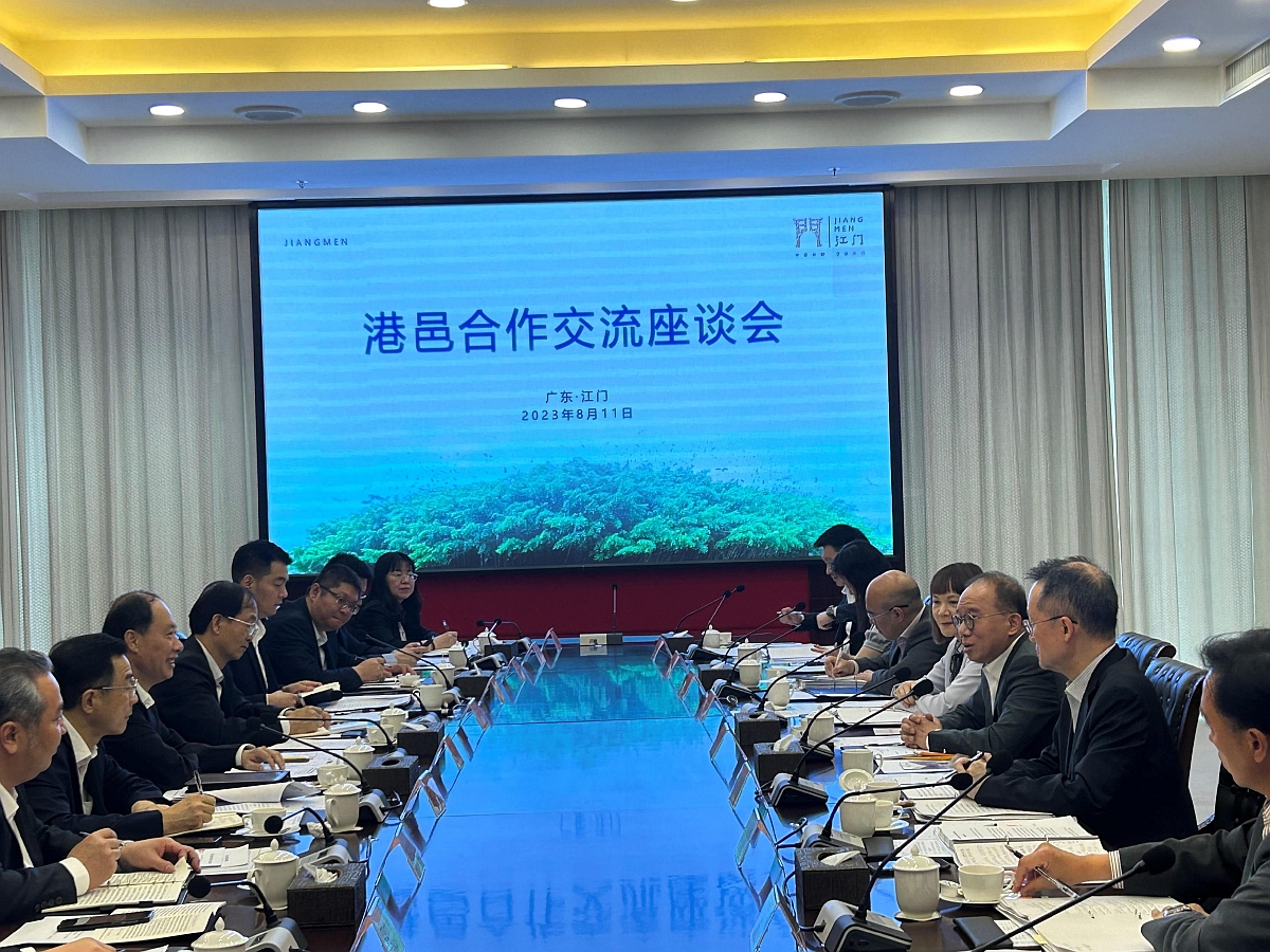 The Secretary for Constitutional and Mainland Affairs, Mr Erick Tsang Kwok-wai (third right), visits Jiangmen today (August 11) and holds an exchange session with the the Secretary of the CPC Jiangmen Municipal Committee, Mr Chen Anming (third left). Officials from both sides attending the exchange session include the Commissioner for the Development of the Guangdong-Hong Kong-Macao Greater Bay Area, Ms Maisie Chan (fourth right), and the Member of the Standing Committee of the CPC Jiangmen Municipal Committee Mr Li Huiwen (first left).