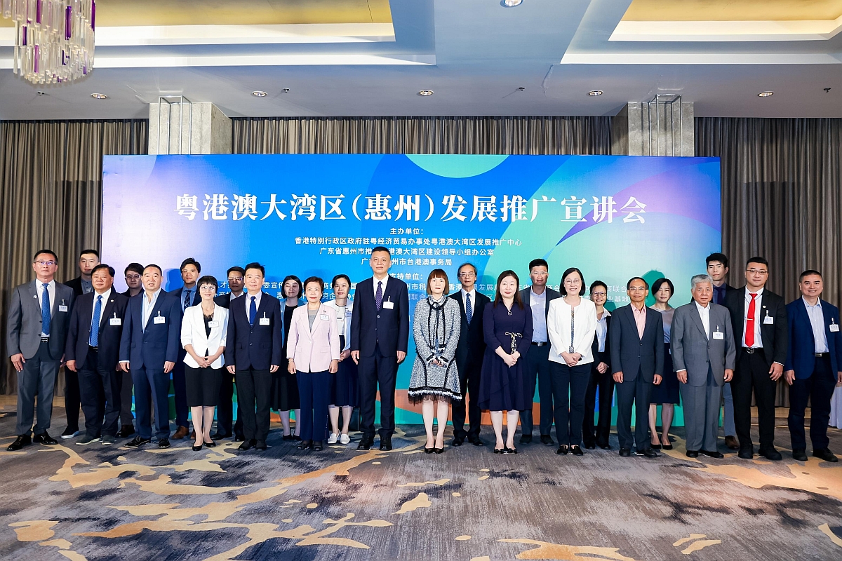 The Commissioner for the Development of the Guangdong-Hong Kong-Macao Greater Bay Area, Ms Maisie Chan, attends the Symposium for Promoting the Development of the Guangdong-Hong Kong-Macao Greater Bay Area in Huizhou today (October 17). Photo shows Ms Chan (seventh right), Standing Committee Member and Executive Vice Mayor of Huizhou Municipal People's Government, Mr Wang Bin (eighth right), and other guests at the Symposium.