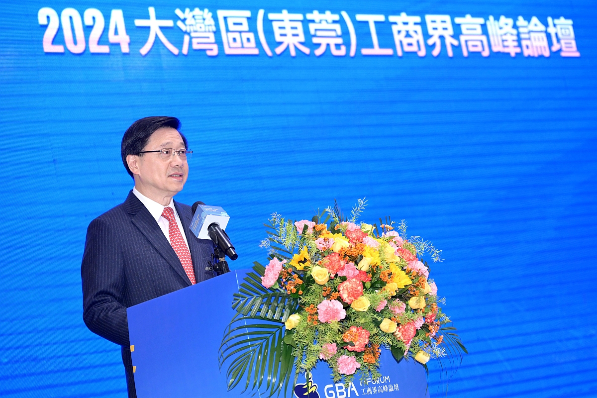 The Chief Executive, Mr John Lee, attended the 2024 GBA iForum hosted by the Federation of Hong Kong Industries in Dongguan today (January 4). Photo shows Mr Lee speaking at the forum.