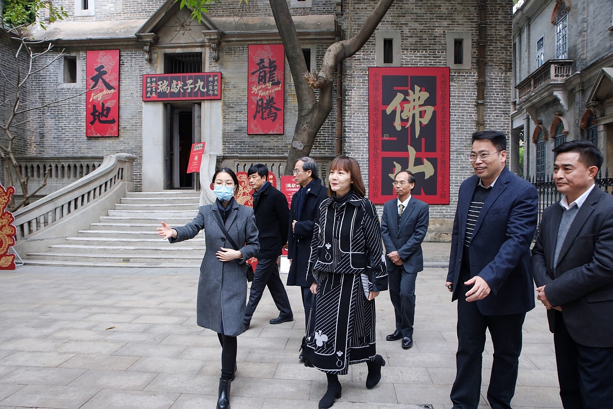 The Commissioner for the Development of the Guangdong-Hong Kong-Macao Greater Bay Area, Ms Maisie Chan, visited Foshan today (January 29). Photo shows Ms Chan (second left) visiting Lingnan Tiandi to learn about the development of the cultural tourism industry and experiences in revitalising historic heritage in Foshan.