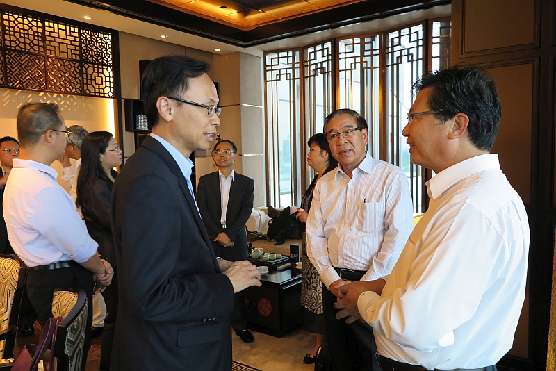 政制及内地事务局局长聂德权（左）今日（九月七日）在珠海与港资企业代表见面，就大湾区发展交流意见。
