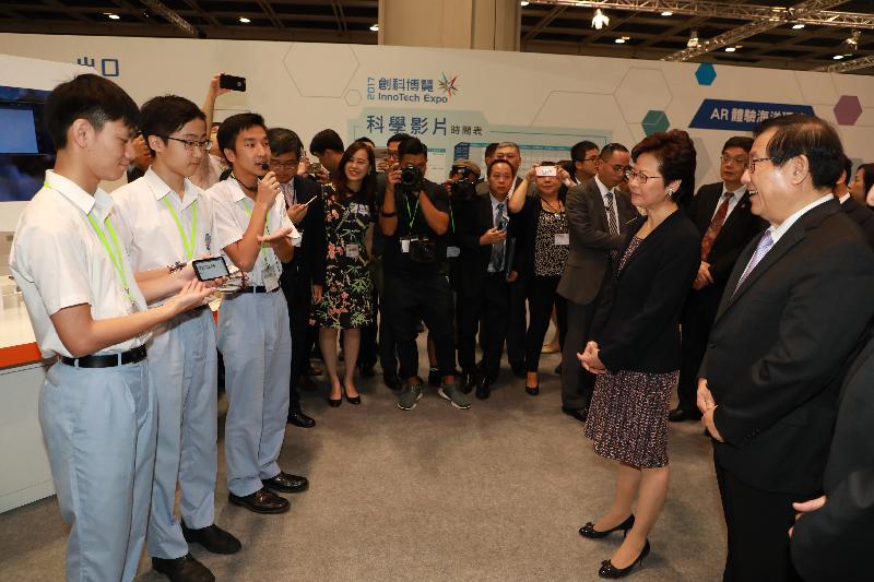 行政长官林郑月娥今日（九月二十四日）出席在香港会议展览中心举行的「创科博览2017」开幕典礼。图示林郑月娥（右二）及全国政协副主席、国家科学技术部部长万钢教授（右一）参观博览会。