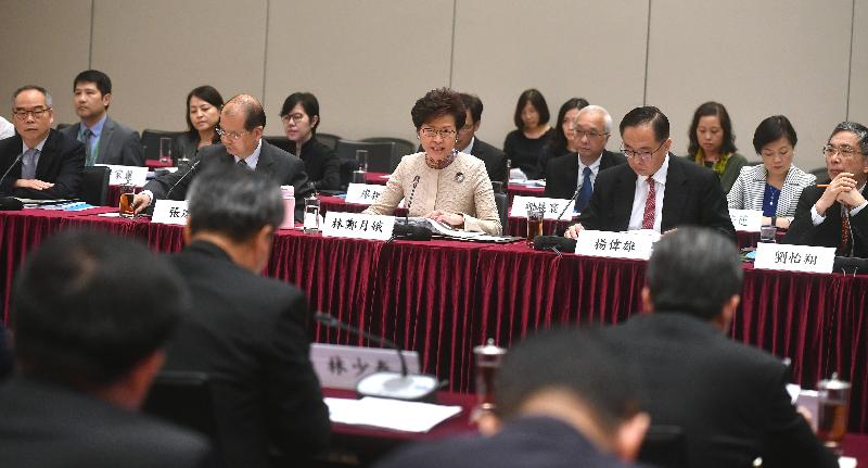 行政长官林郑月娥（前排中）今日（十一月十八日）率领香港特区政府代表团在政府总部出席粤港合作联席会议第二十次会议，并在会议上作开场发言。