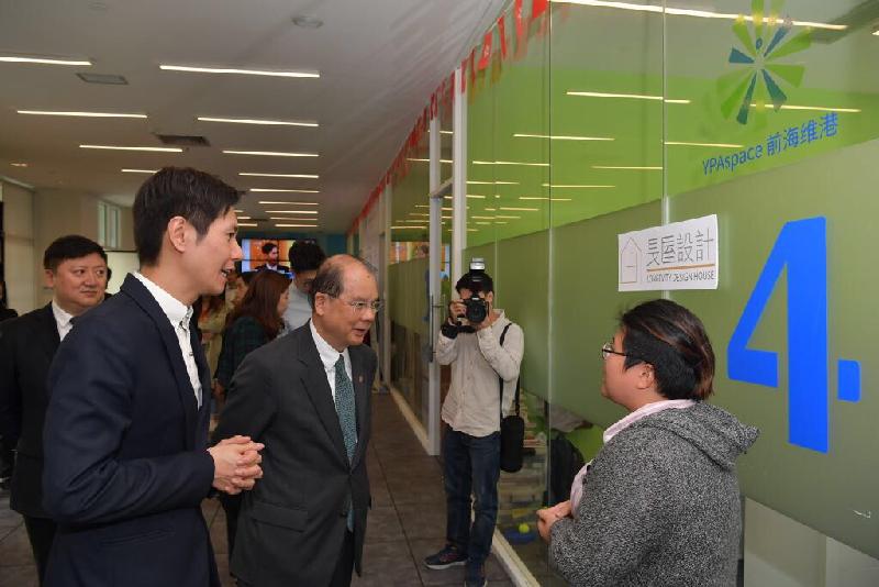 政务司司长张建宗（左三）今日（十二月七日）在深圳参观前海深港青年梦工场。