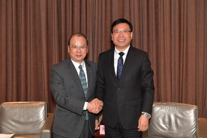 政务司司长张建宗（左）今日（十二月七日）在深圳与深圳市市长陈如桂会面。