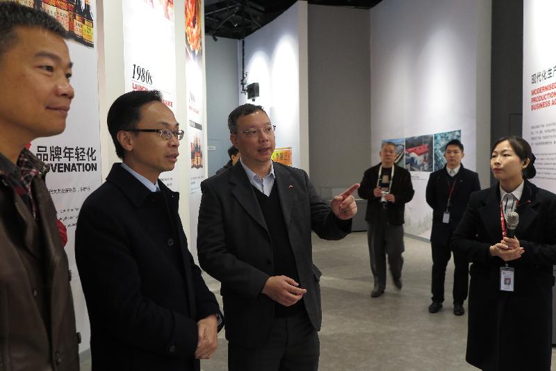 政制及内地事务局局长聂德权（左二）今日（一月十二日）在江门参观一家香港食品企业在当地的生产厂房，了解公司的运作，以及香港企业在内地食品产业的发展和优势。