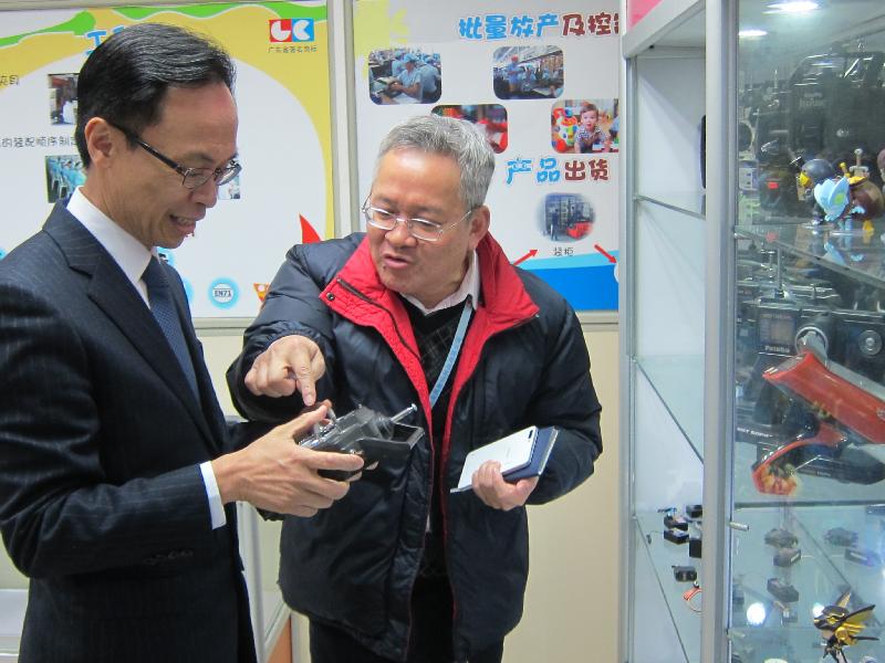 政制及内地事务局局长聂德权（左）今日（二月七日）在东莞参观当地的港资智能玩具研发及制造商，了解企业升级转型的经验及发展智能产品的潜力。