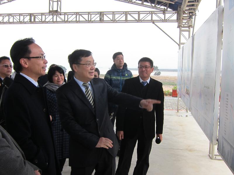 政制及内地事务局局长聂德权（左）今日（二月七日）考察东莞的滨海湾新区，了解东莞市的最新规划和发展。