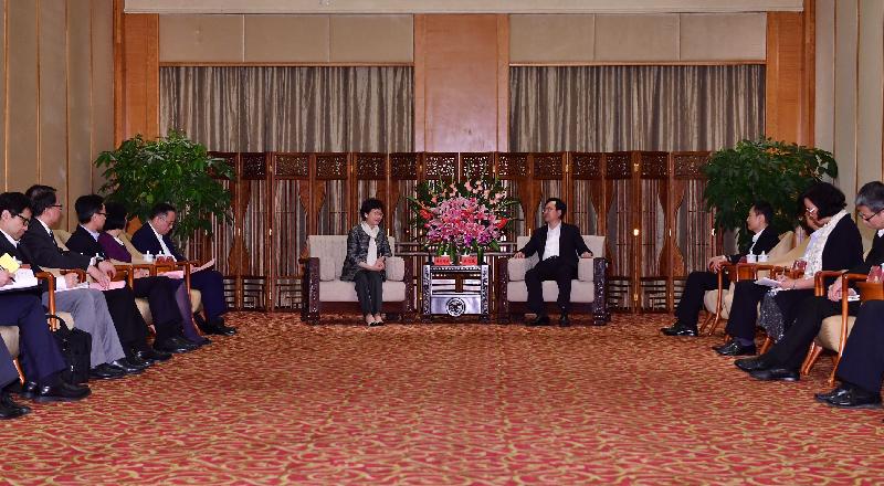 行政长官林郑月娥（左）今日（三月二十九日）在中山与中山市委书记陈旭东会面。