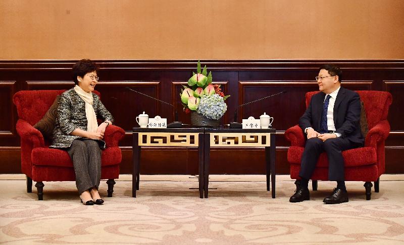 行政长官林郑月娥（左）今日（三月二十九日）在深圳与深圳市委书记王伟中会面。