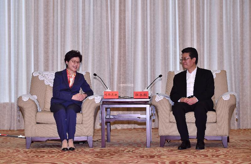 行政长官林郑月娥（左）今日（三月三十日）在珠海与珠海市委书记郭永航会面。