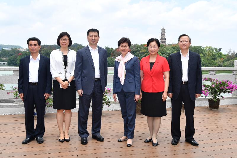 行政长官林郑月娥今日（五月十六日）在惠州与惠州市代市长刘吉会面。图示林郑月娥（右三）与刘吉（左三）及其他市领导在会面前合照。