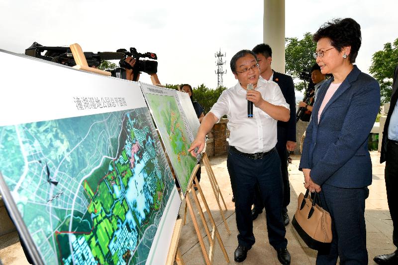 行政长官林郑月娥（右一）今日（五月十六日）在惠州考察规划中的潼湖生态智慧区，并听取有关智慧区整体规划的介绍。