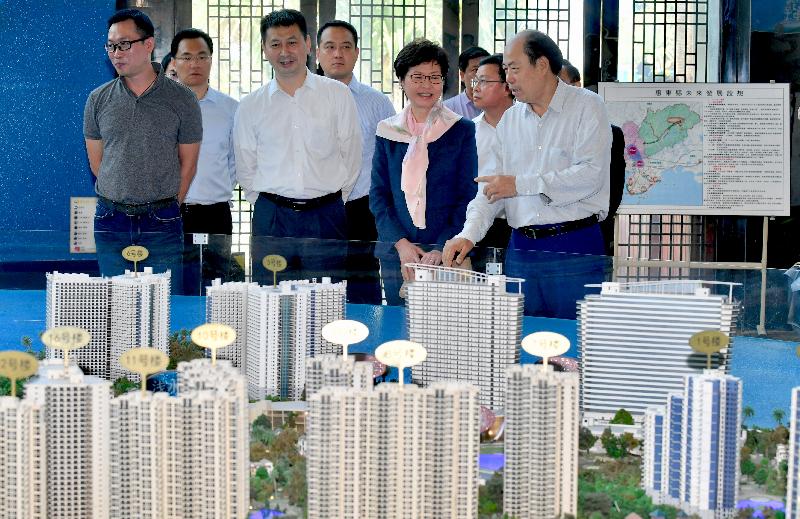 行政长官林郑月娥今日（五月十六日）在惠州访问期间参观一个较多港人聚居的大型住宅项目。图示林郑月娥（前排右二）听取项目介绍，旁为惠州市代市长刘吉（前排左二）。