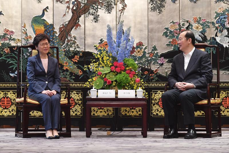 行政长官林郑月娥（左）今日（五月十六日）在广州与广州市委书记任学锋会面。