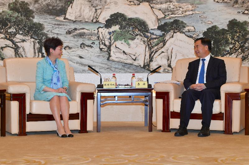 行政长官林郑月娥（左）今日（五月十七日）在广州与广东省委书记李希会面。