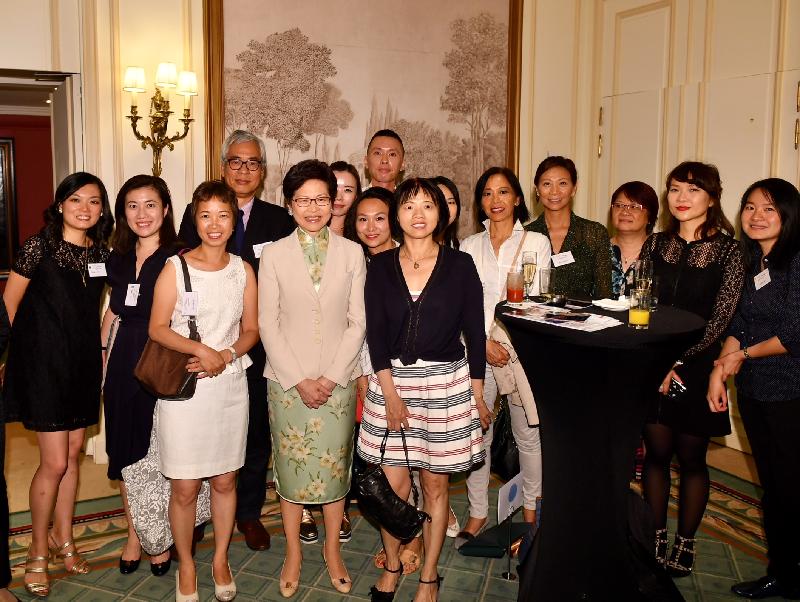 行政长官林郑月娥今日（巴黎时间六月二十日）在巴黎继续法国访问行程。图示林郑月娥（左四）与居于法国的香港人会面。