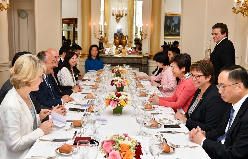 行政长官林郑月娥今日（巴黎时间六月二十日）在巴黎继续法国访问行程。图示林郑月娥（右三）出席由法国国民议会法中友好小组主席Buon Huong Tan（左三）所设的午宴。国民议会副主席Carole Bureau-Bonnard（右二）亦有出席。