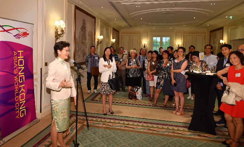 行政长官林郑月娥今日（巴黎时间六月二十日）在巴黎继续法国访问行程。图示林郑月娥（左一）与居于法国的香港人会面。