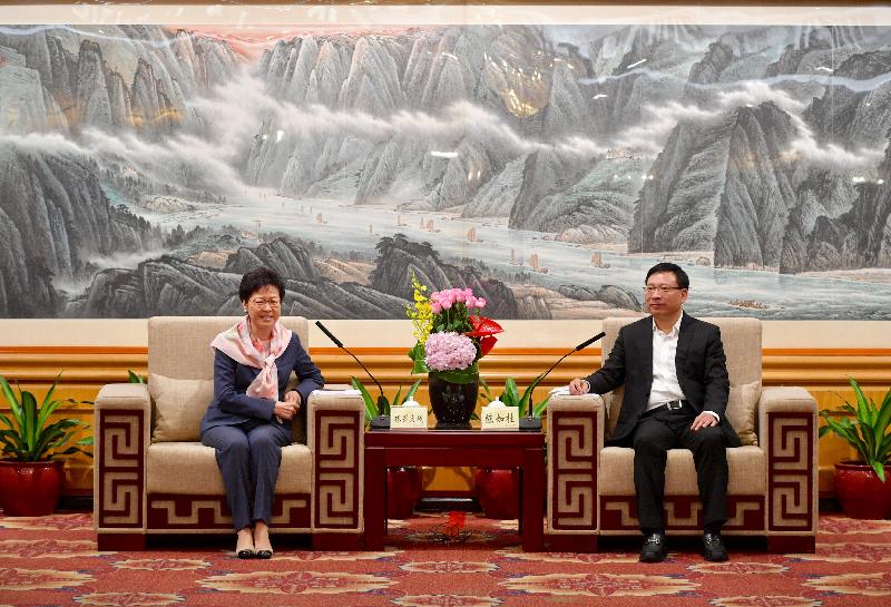 行政长官林郑月娥（左）今日（七月二十日）在深圳与深圳市市长陈如桂（右）会面。
