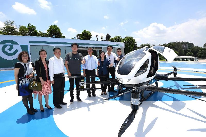 财政司司长陈茂波（右四）今日（七月三十日）参观广州一间专注研发智能飞行器高科技创新企业，并与该公司代表合照。