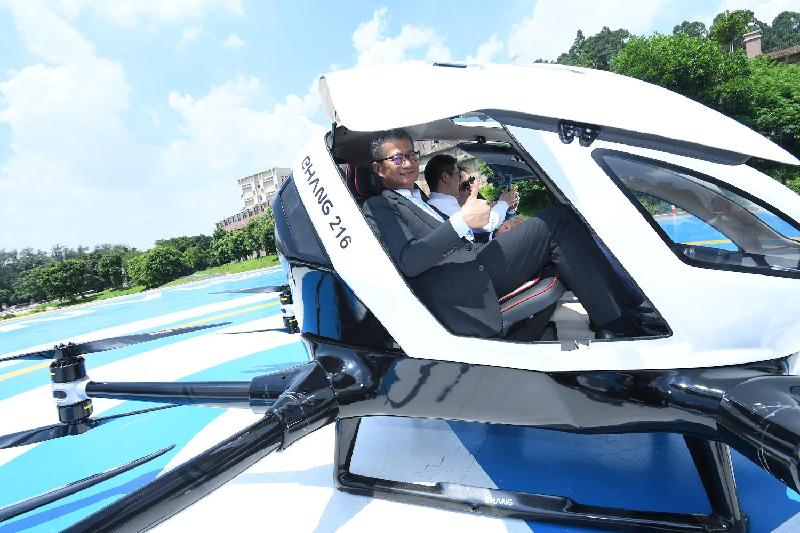 财政司司长陈茂波（左）今日（七月三十日）参观广州一间专注研发智能飞行器高科技创新企业，并了解该企业所研发的产品。