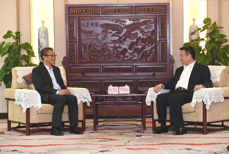 财政司司长陈茂波（左）今日（七月三十日）访问广州，并与广东省副省长李春生会面。