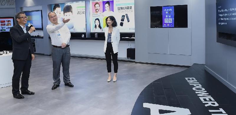 财政司司长陈茂波（左一）今日（七月三十日）参观广州一间智能语音技术公司，并了解该公司所研发的产品。