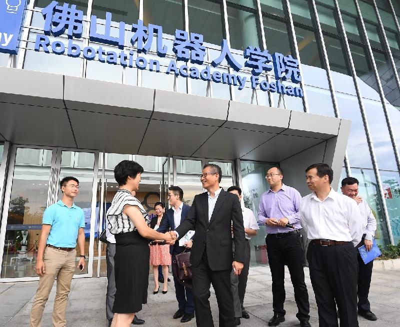 财政司司长陈茂波今日（七月三十日）参观佛山机器人学院。图示陈茂波（前排左二）与学院代表握手。