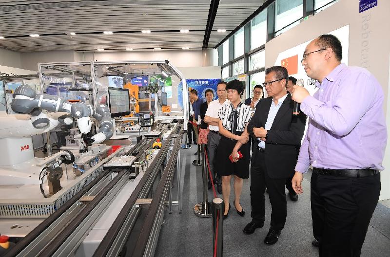 财政司司长陈茂波今日（七月三十日）参观佛山机器人学院。图示陈茂波（右二）听取学院代表简介。