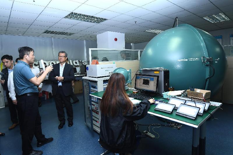 财政司司长陈茂波（后排右一）今日（七月三十日）参观佛山市香港科技大学LED-FPD工程技术研究开发中心，并听取中心代表讲解所研究的技术。