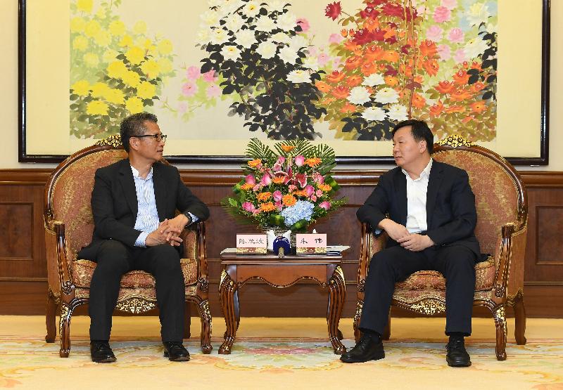 财政司司长陈茂波（左）今日（七月三十日）访问佛山，并与佛山市市长朱伟会面。