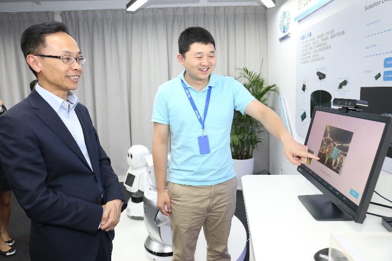 政制及内地事务局局长聂德权今日（八月七日）访问深圳，并参观一间研发3D传感技术的企业。图示聂德权（左）体验高科技传感器的运作。