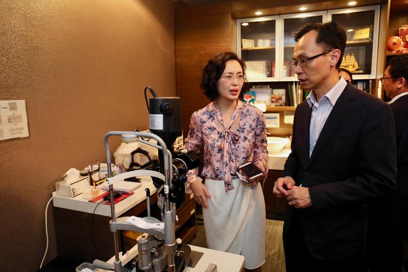 政制及内地事务局局长聂德权（右）今日（八月七日）访问深圳，参观一间由港人在当地开设的眼科医院，了解香港医疗业界在内地的发展。