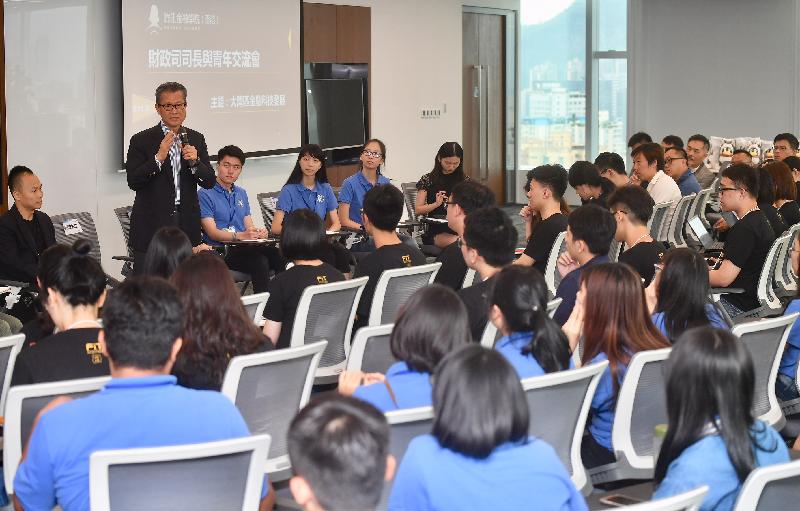 财政司司长陈茂波今日（八月七日）访问深圳，并到访腾讯金融学院。图示陈茂波（左二）与在深圳参与实习计划的香港青年交流。