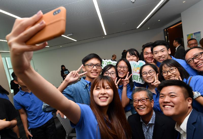财政司司长陈茂波今日（八月七日）访问深圳，并到访腾讯金融学院。图示陈茂波（前排中）与在深圳参与实习计划的香港青年合照。