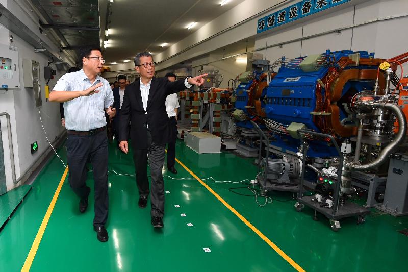 财政司司长陈茂波（右）今日（八月九日）到访东莞，并参观中国「散裂中子源」基地的设施。