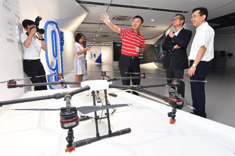 财政司司长陈茂波（右二）今日（八月九日）访问东莞，并参观松山湖国际机器人产业基地。