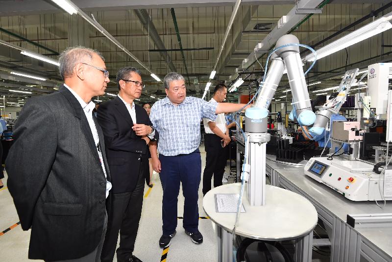 财政司司长陈茂波（左二）今日（八月九日）访问东莞，并参观一间港资电子产品公司。