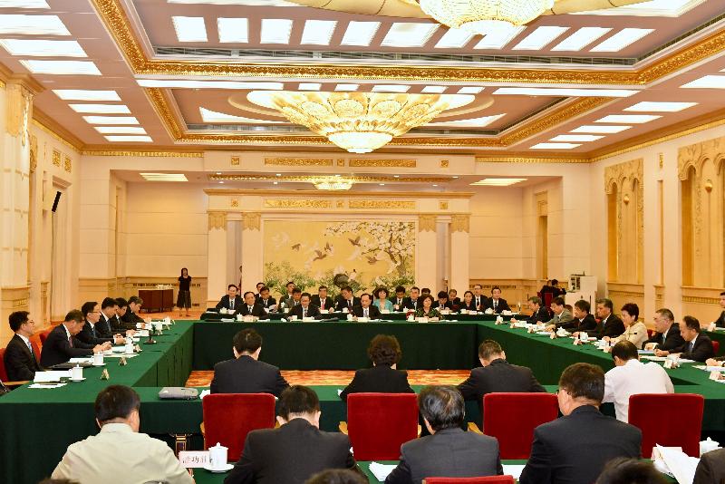 行政长官林郑月娥（右三）今日（八月十五日）在北京以成员身分出席国务院副总理韩正（左三）主持召开的粤港澳大湾区建设领导小组第一次全体会议。