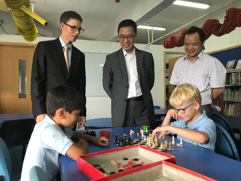教育局局长杨润雄今日（八月二十九日）到广东省珠海及中山访问。图示杨润雄（中）和珠海市教育局局长林日团（右）在参观珠海国际学校的图书馆时，观看两名学生下棋。