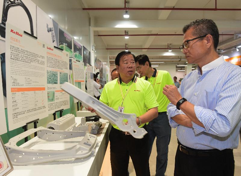 财政司司长陈茂波（右一）今日（九月十三日）在惠州参观一间专营合金压铸和注塑的港资企业，了解公司在研发新技术和推动先进制造业发展的经验。