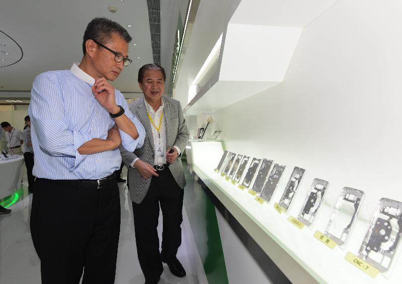 财政司司长陈茂波（左）今日（九月十三日）在惠州参观一间专营手机和手表面板生产的港资企业，了解公司在研发新技术和推动先进制造业发展的经验。