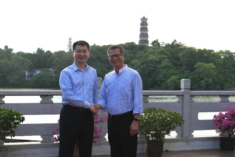 财政司司长陈茂波（右）今日（九月十三日）访问惠州，并与惠州市市长刘吉（左）会面。