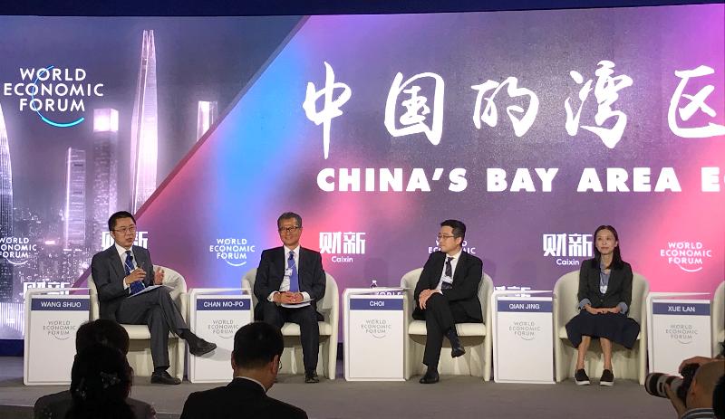财政司司长陈茂波（左二）今日（九月十八日）在天津出席世界经济论坛2018年新领军者年会，并在有关湾区经济的环节上担任主讲嘉宾。