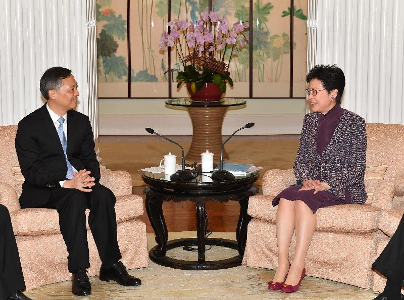 行政长官林郑月娥（右）今日（十月十五日）上午在礼宾府与广州市委书记张硕辅（左）会面。