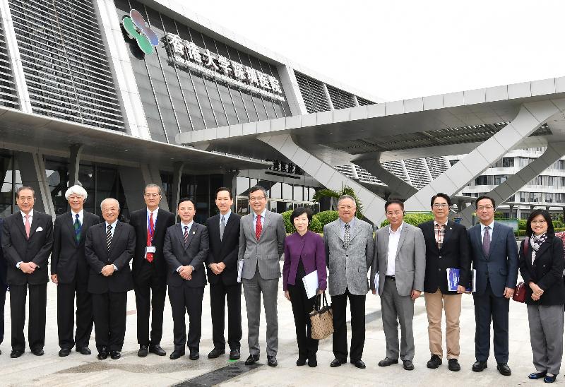 行政會議非官守議員參觀香港大學深圳醫院