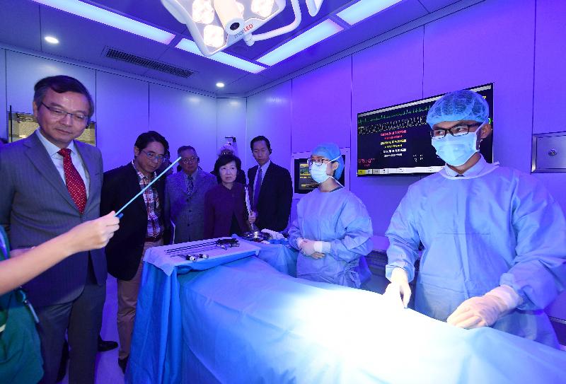 行政会议（行会）非官守议员今日（十一月二十六日）参观香港大学深圳医院。图示行会成员参观临床医学技能模拟培训中心。